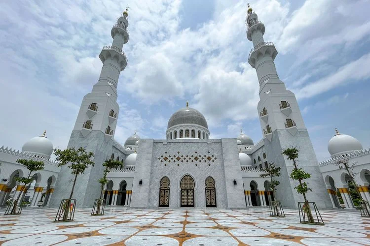 Masjid Raya Sheikh Zayed yang gagah dan megah, sumber: gmaps