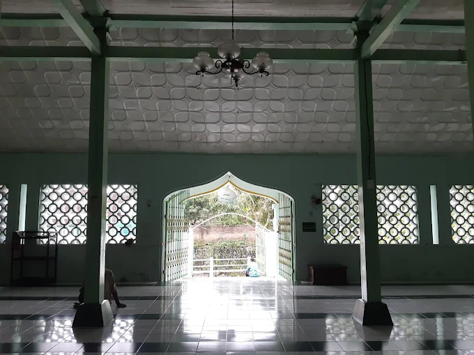 Masjid kuno Laweyan sebagai jejak penyebaran agama Islam oleh Kyai Ageng Henis di Solo.