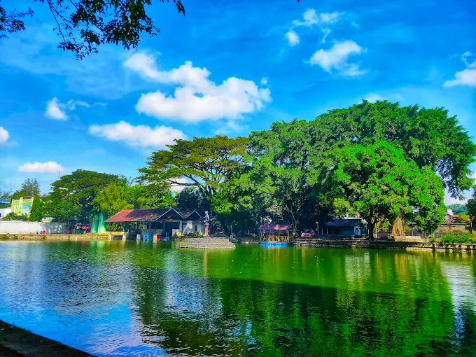 Pemandangan danau di Taman Balekambang