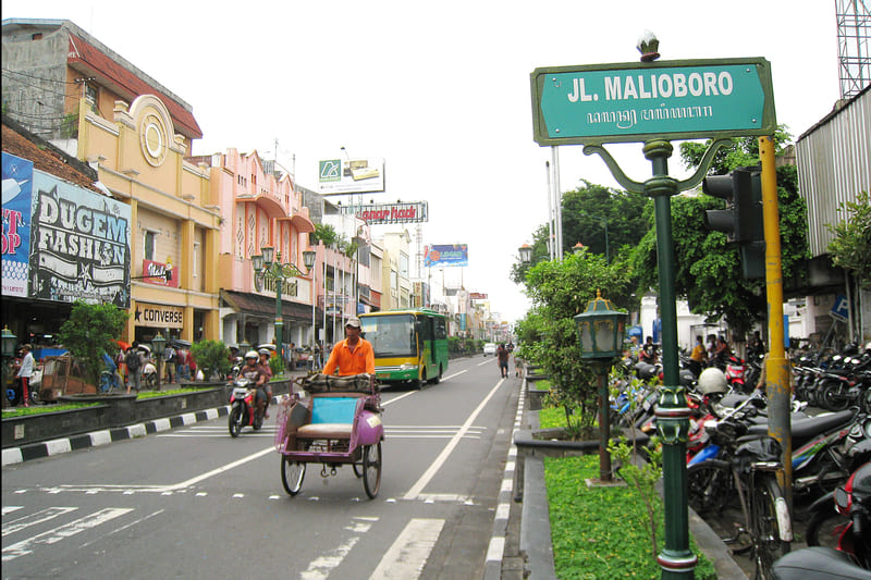 Kawasan Malioboro menjadi menjadi pusat wisata belanja, wisata kuliner serta wisata sejarah.