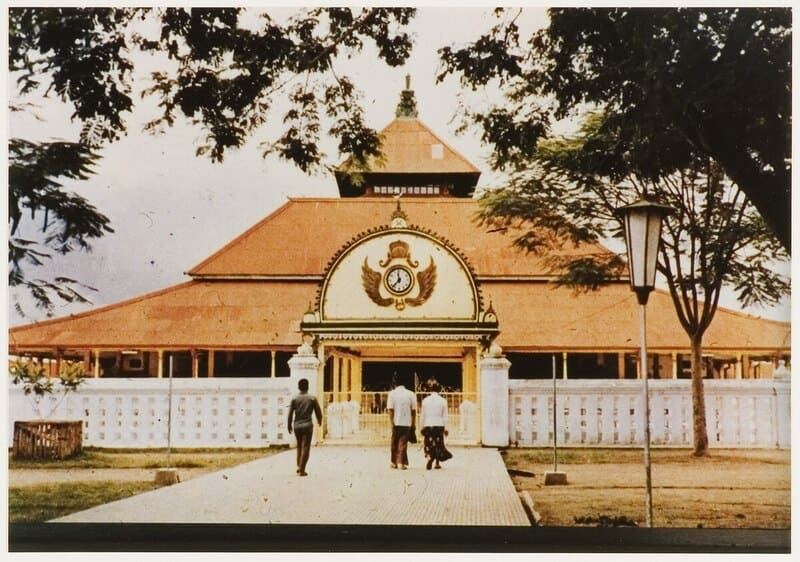 Tampak depan Masjid Gedhe Kauman di kawasan Alun-Alun Utara dekat Malioboro Yogyakarta dengan arsitektur klasik dan halaman luas.