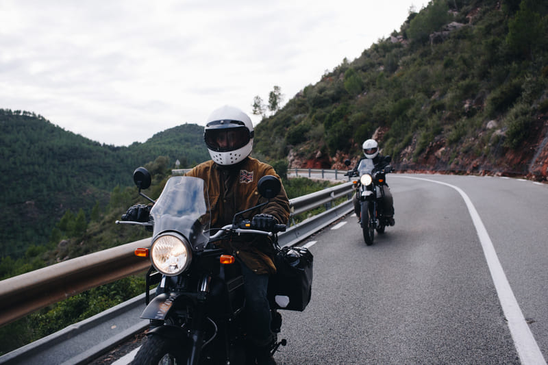 Dua pengendara motor touring mengenakan helm full face berkendara sekitar Yogyakarta saat ngabuburit sore hari.