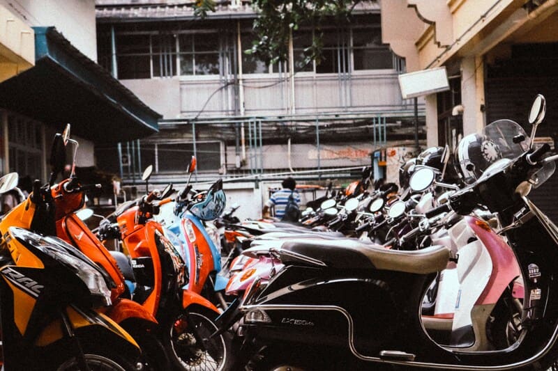 Barisan mobil keluarga bersih dan mengkilap untuk rental di Jogja
