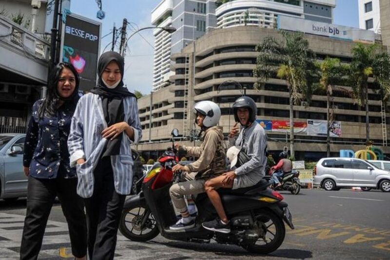 Wisatawan mengambil unit motor matic di stasiun pada hari Minggu saat musim liburan